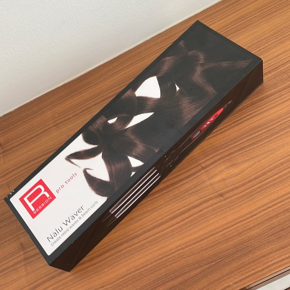 Nalu waver. Barely used. Decided to go for short hair. Comes with glove